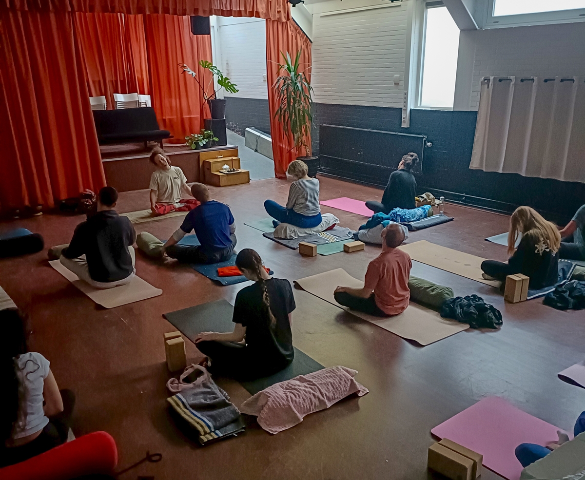 Yoga class Sunday 23 Nov, 11:00-12:15 @Nieuwe Sint Jansstraat 35